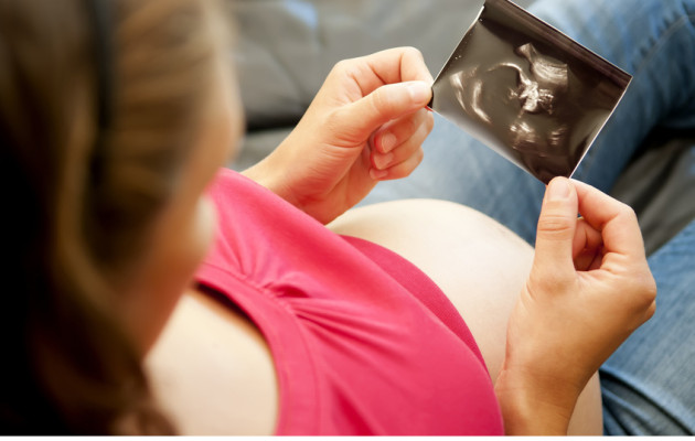 Geschmackspräferenzen sind nur geringfügig genetisch bedingt, die stärkste Prägung findet im Säuglings-und Kleinkindalter statt. schwangere frau betrachtet ultraschallbild